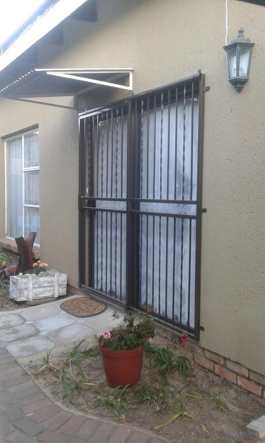 Allen Grove Self Catering Apartment Kempton Park Exterior photo